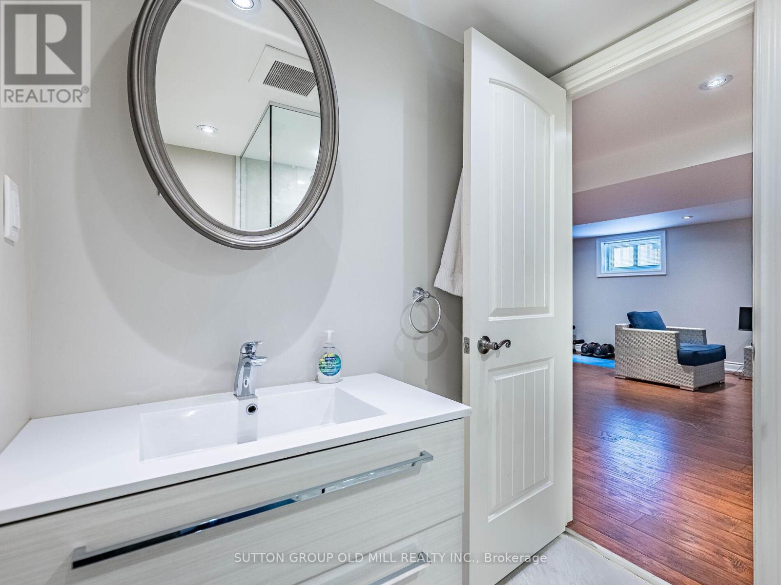 24 Cowley Avenue, Toronto, Ontario  M9B 2E3 - Photo 37 - W12630648