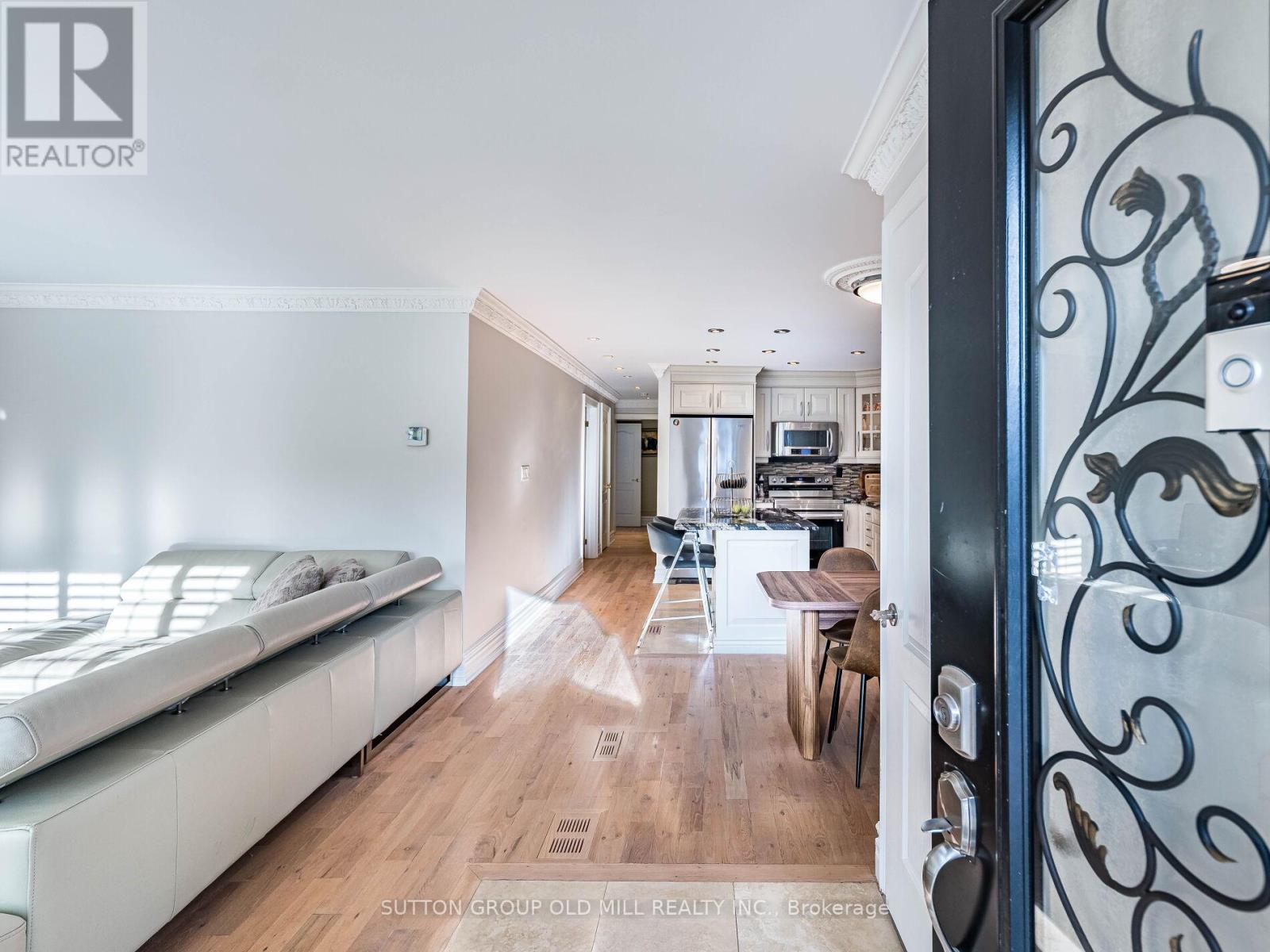 24 Cowley Avenue, Toronto, Ontario  M9B 2E3 - Photo 4 - W12630648