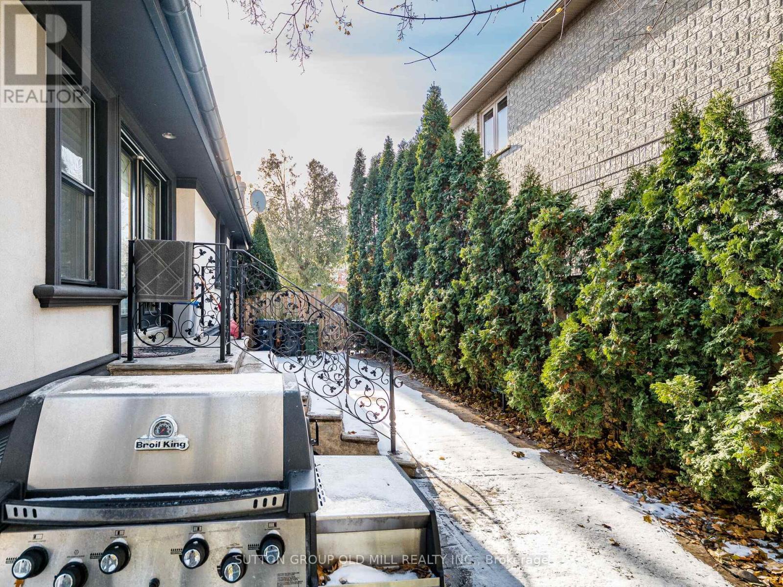 24 Cowley Avenue, Toronto, Ontario  M9B 2E3 - Photo 43 - W12630648