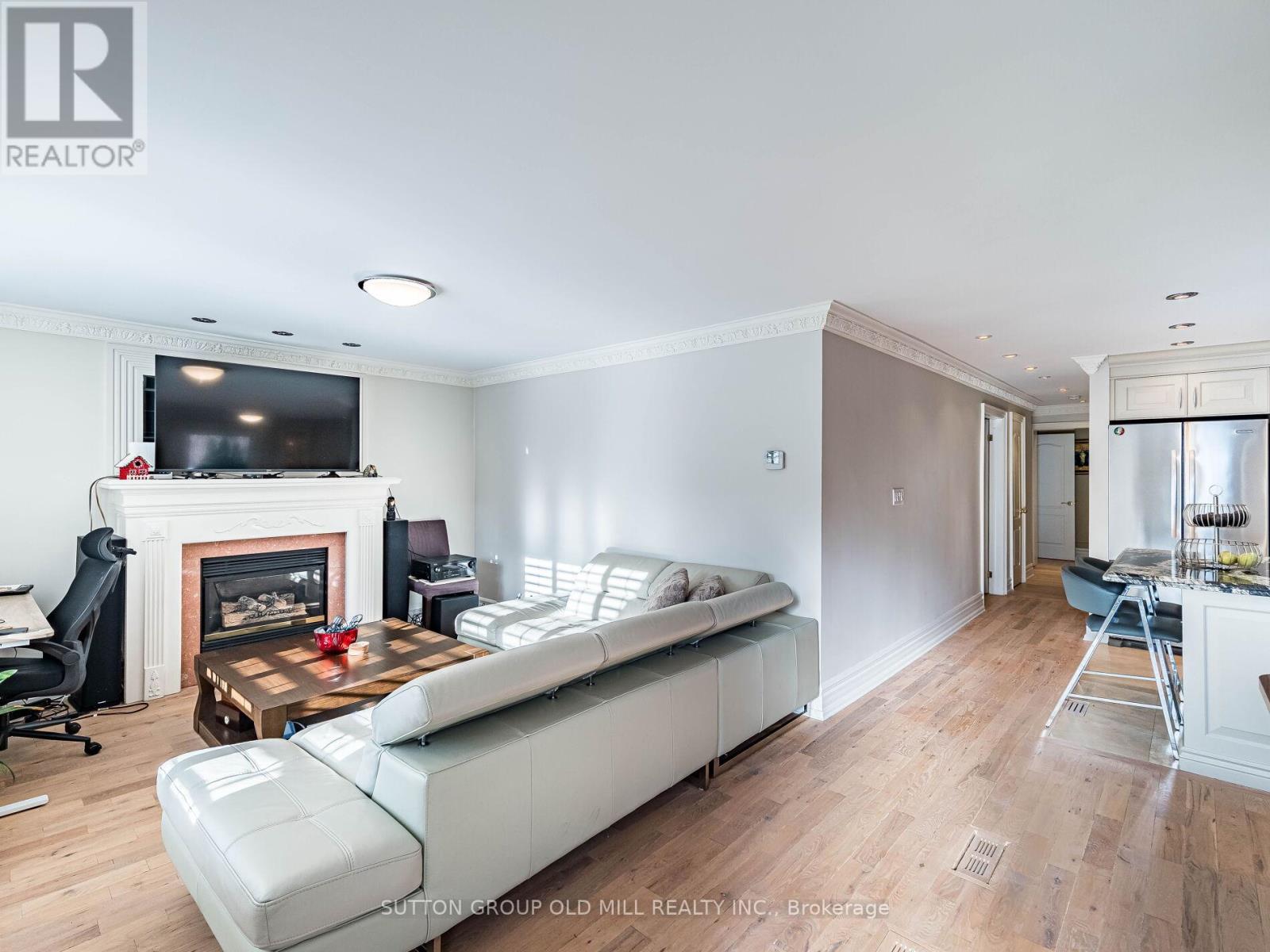 24 Cowley Avenue, Toronto, Ontario  M9B 2E3 - Photo 6 - W12630648