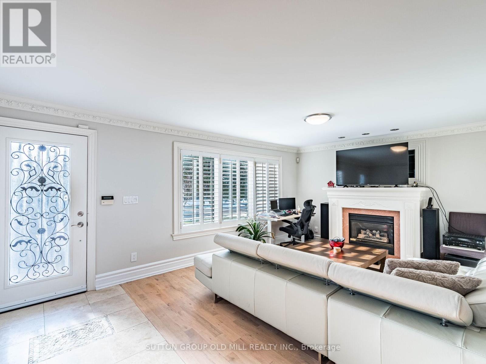 24 Cowley Avenue, Toronto, Ontario  M9B 2E3 - Photo 7 - W12630648