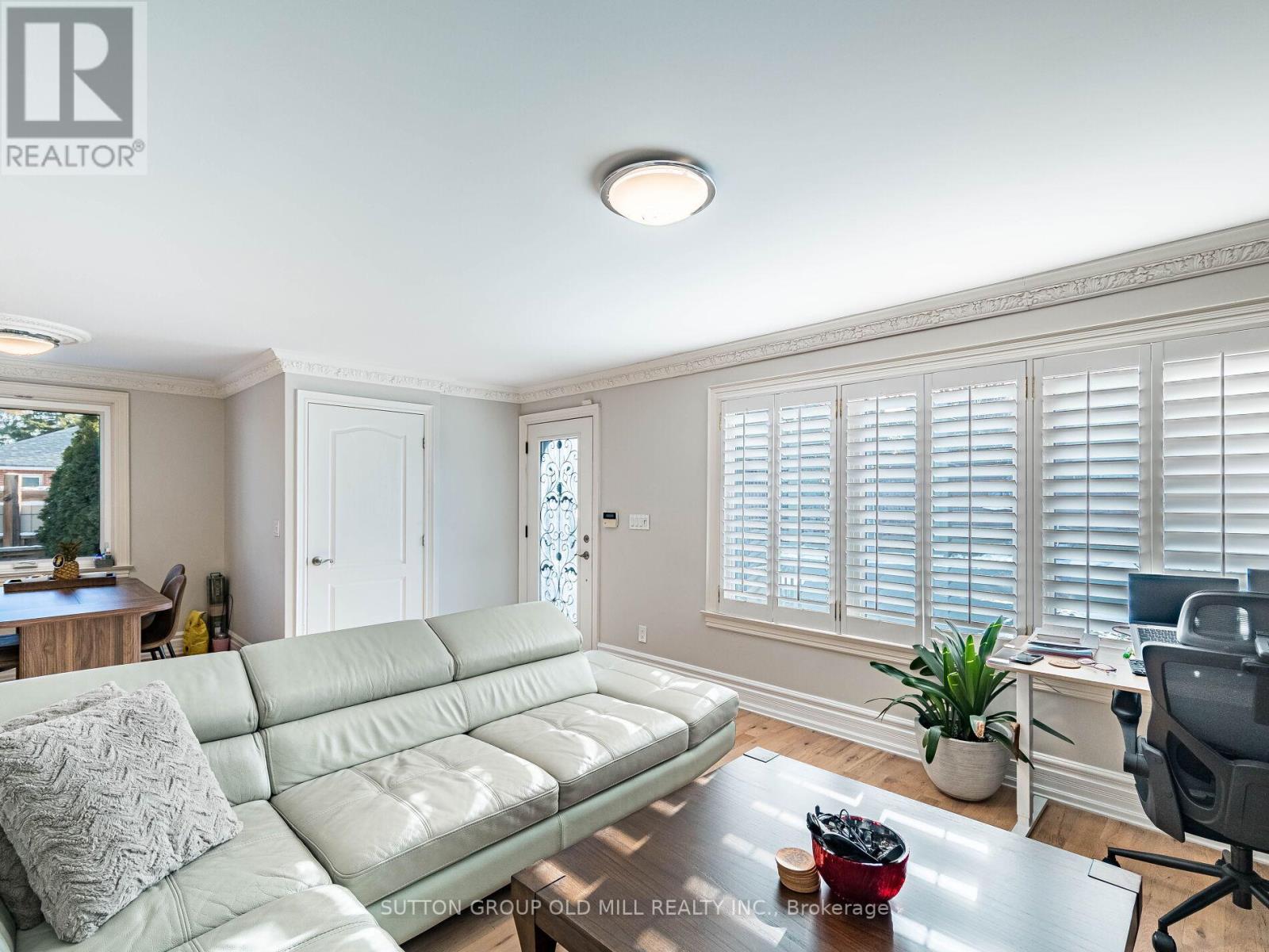 24 Cowley Avenue, Toronto, Ontario  M9B 2E3 - Photo 8 - W12630648