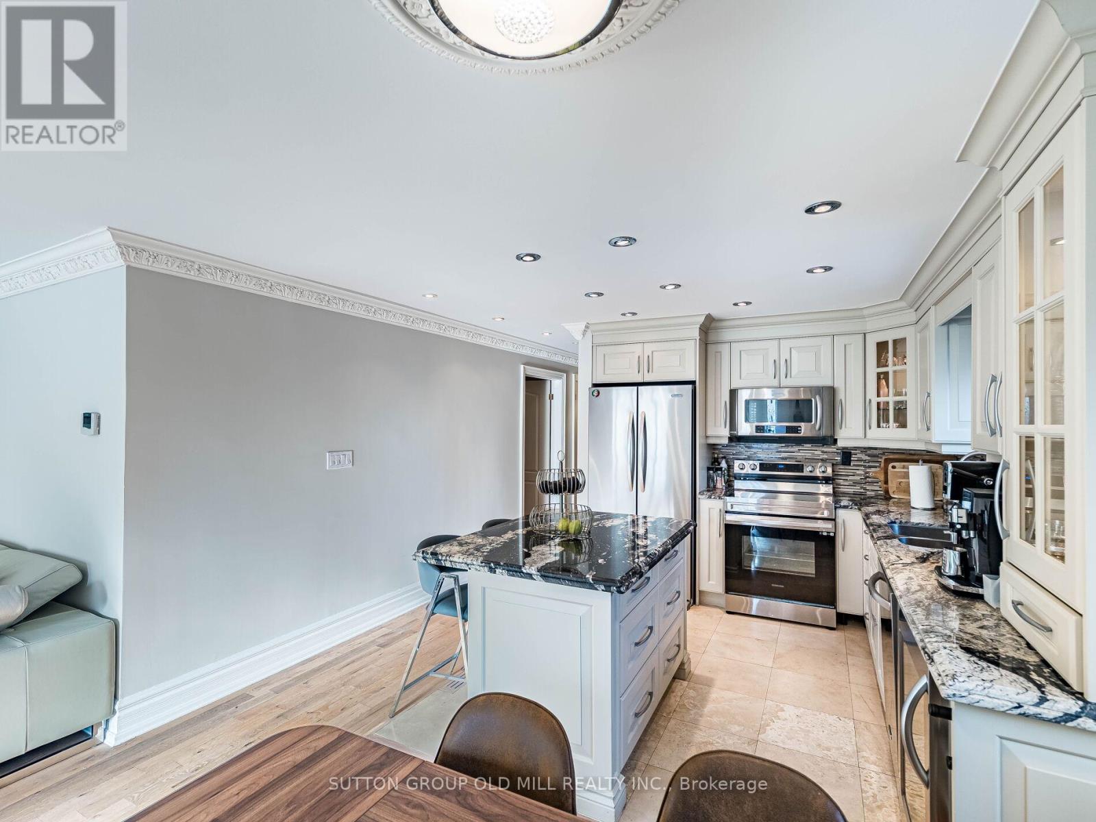 24 Cowley Avenue, Toronto, Ontario  M9B 2E3 - Photo 9 - W12630648