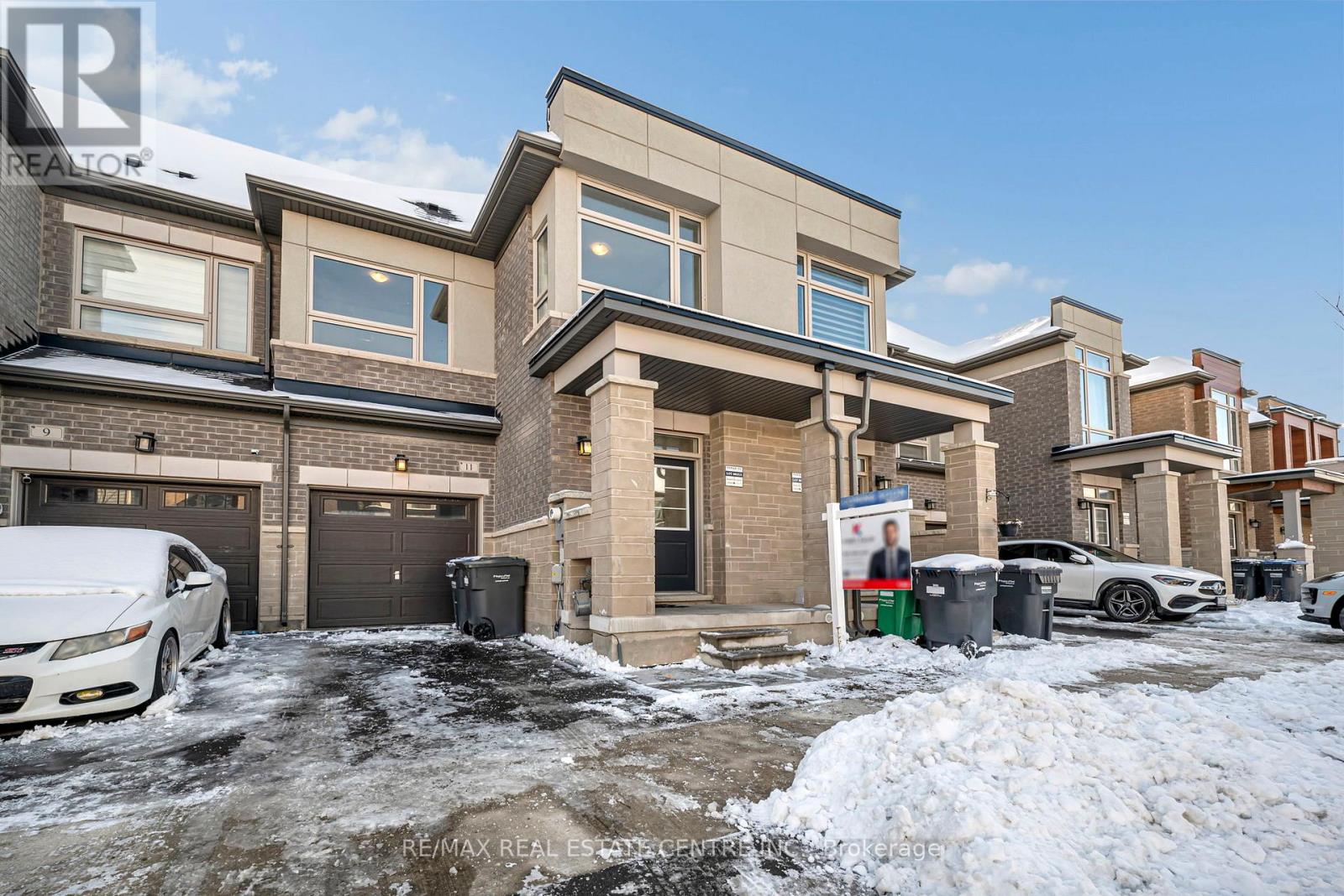 11 Donald Ficht Crescent, Brampton, Ontario  L7A 5H8 - Photo 2 - W12630686