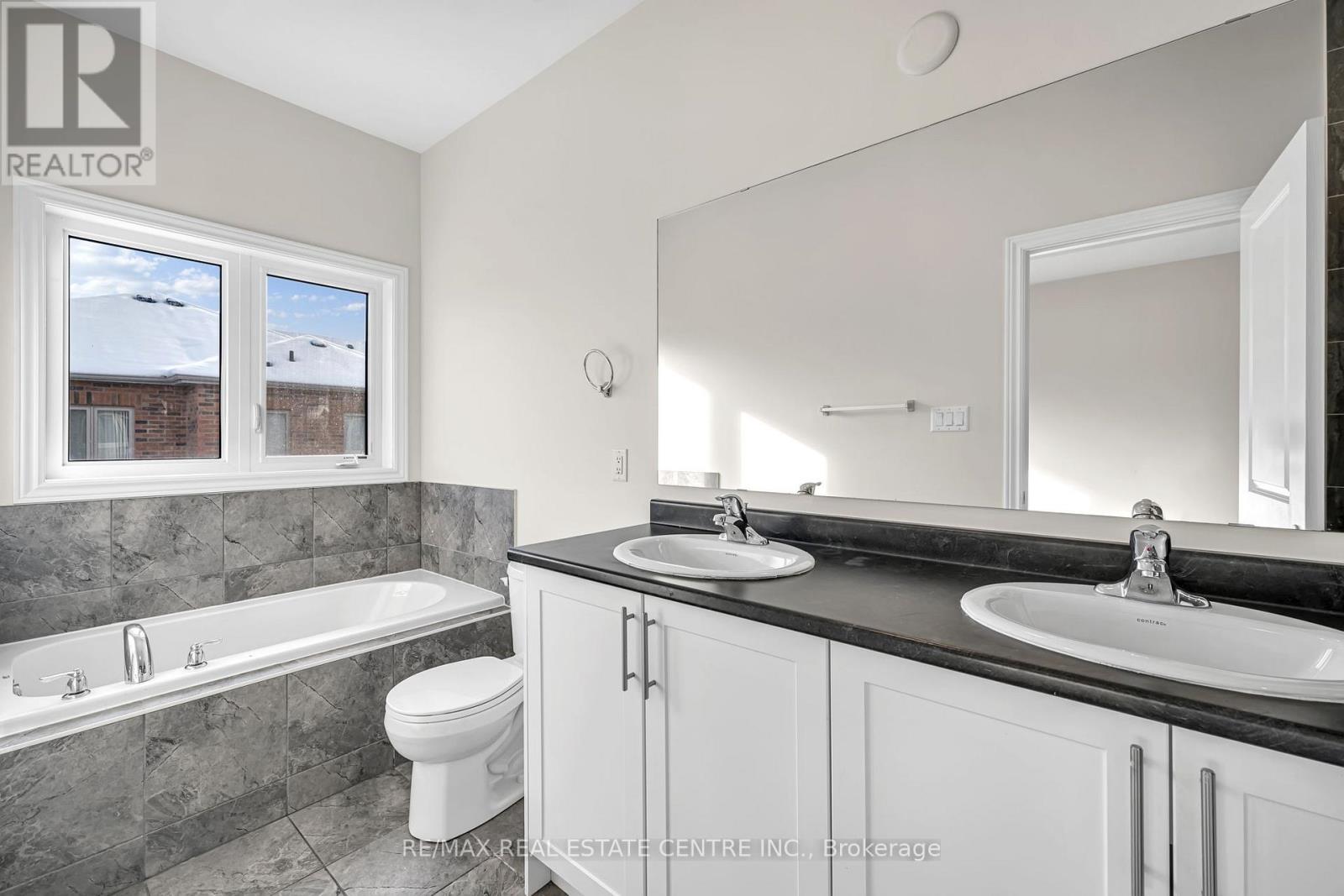 11 Donald Ficht Crescent, Brampton, Ontario  L7A 5H8 - Photo 38 - W12630686