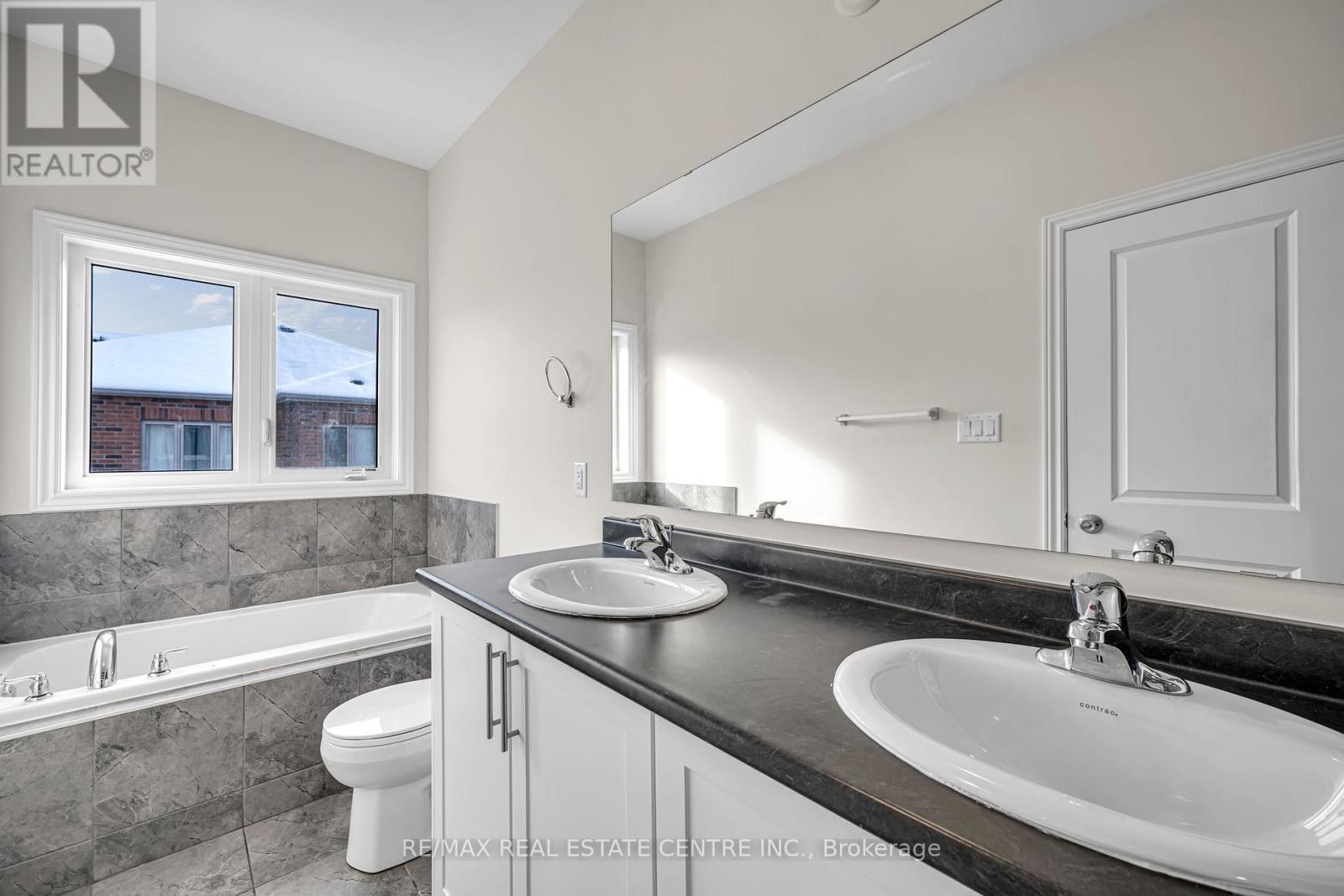 11 Donald Ficht Crescent, Brampton, Ontario  L7A 5H8 - Photo 39 - W12630686