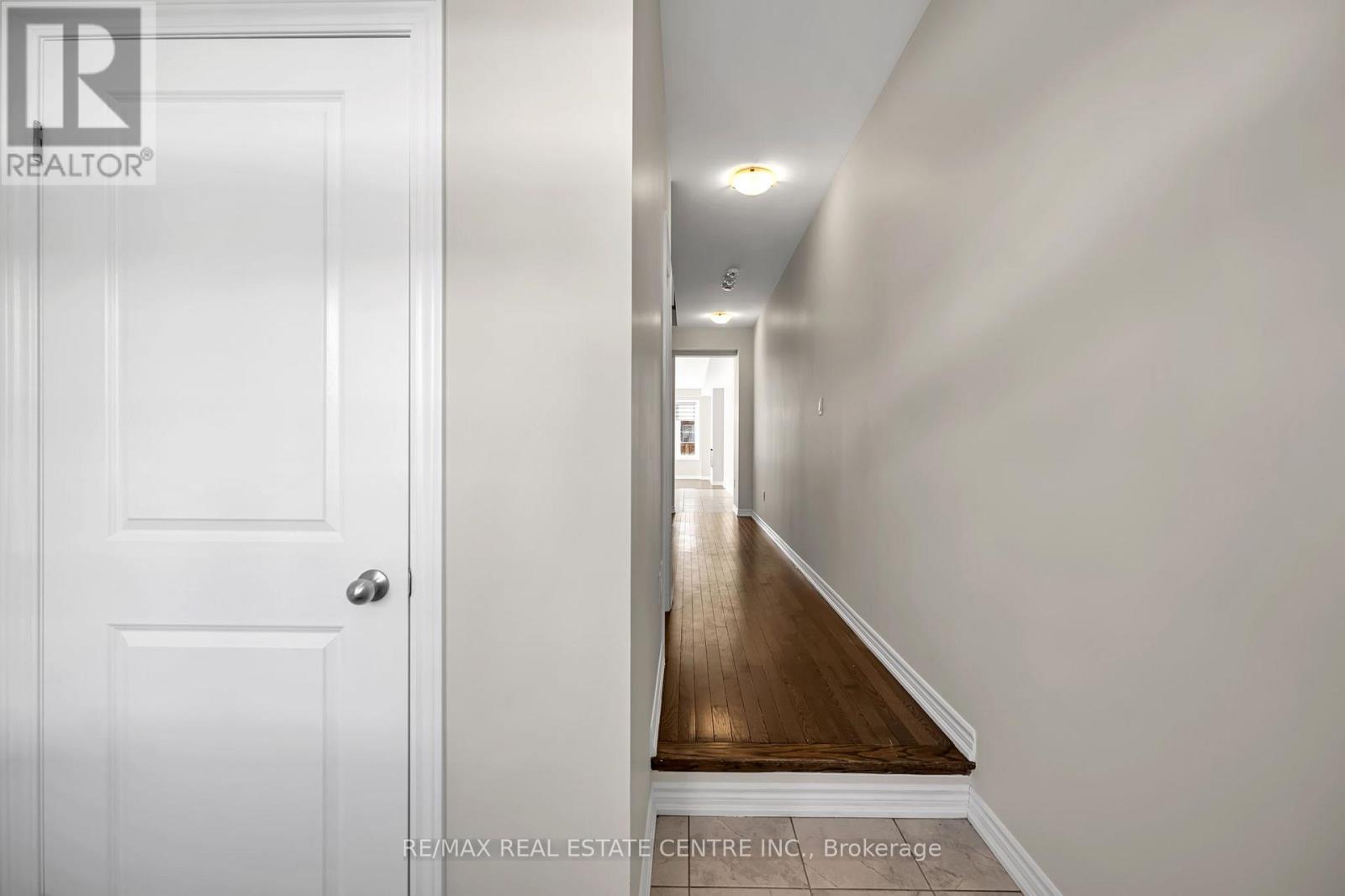 11 Donald Ficht Crescent, Brampton, Ontario  L7A 5H8 - Photo 4 - W12630686