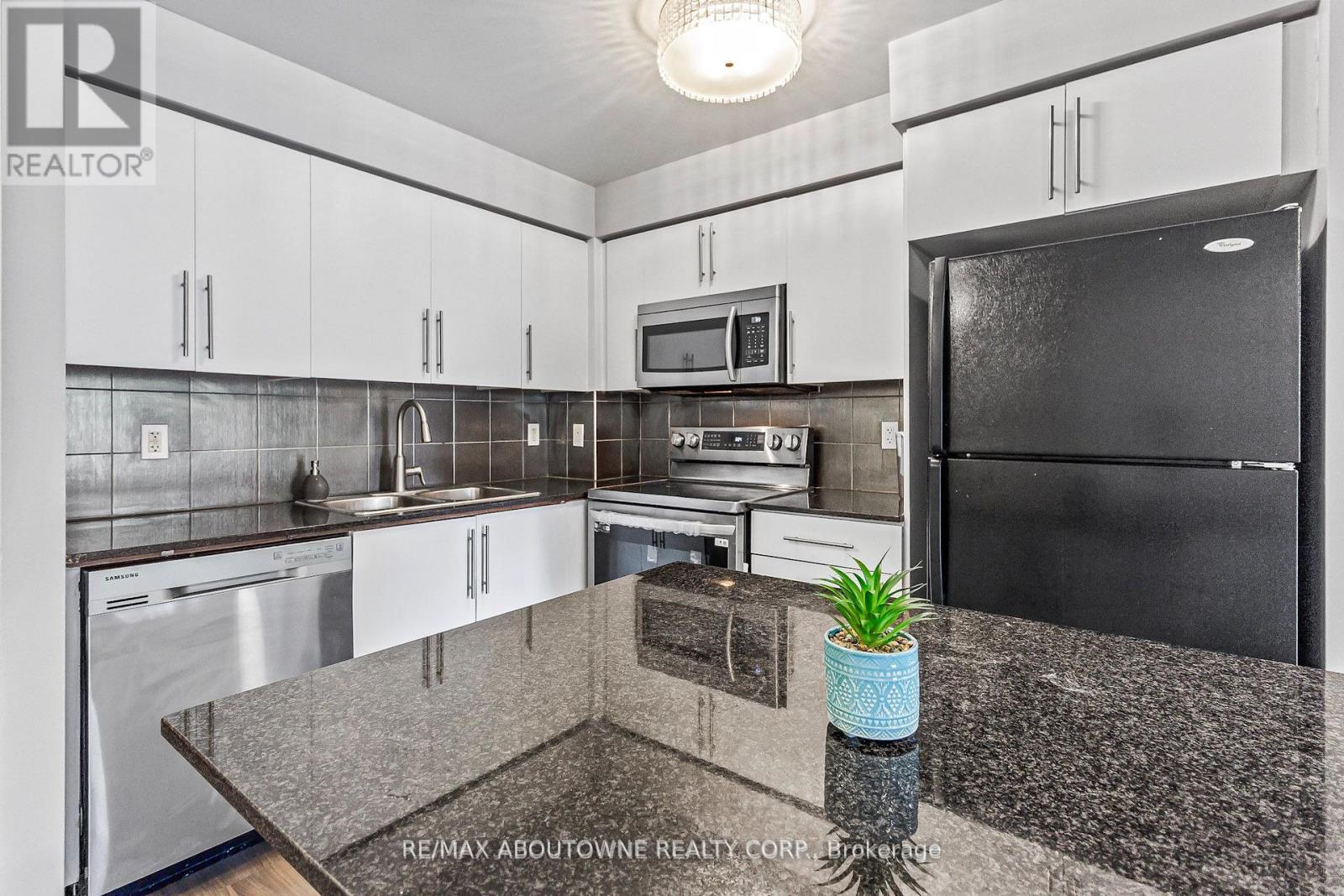 401 - 310 Burnhamthorpe Road W, Mississauga, Ontario  L5B 4P9 - Photo 11 - W12630704