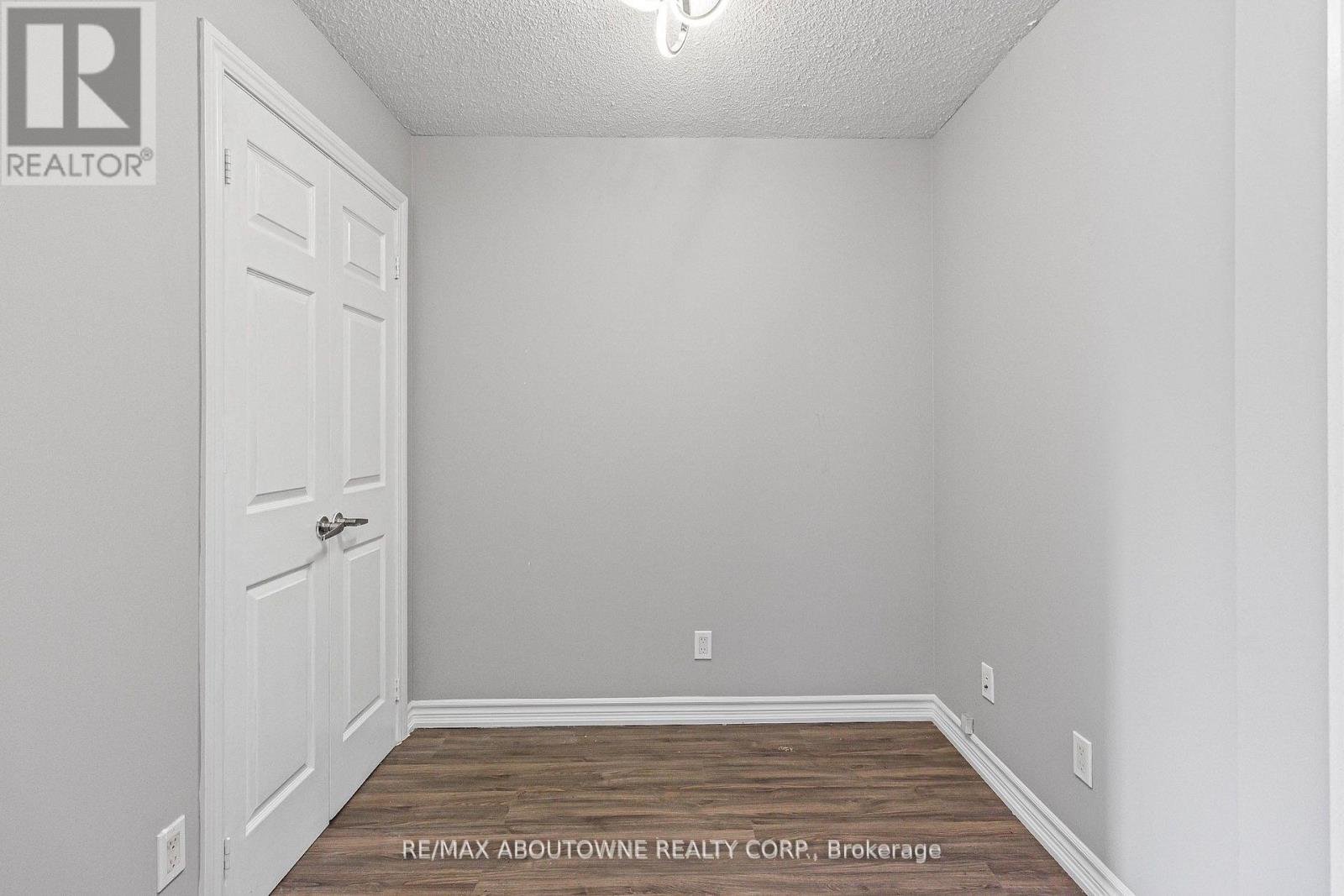 401 - 310 Burnhamthorpe Road W, Mississauga, Ontario  L5B 4P9 - Photo 5 - W12630704