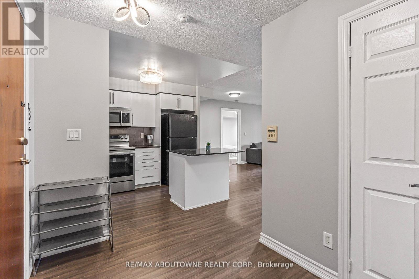 401 - 310 Burnhamthorpe Road W, Mississauga, Ontario  L5B 4P9 - Photo 9 - W12630704