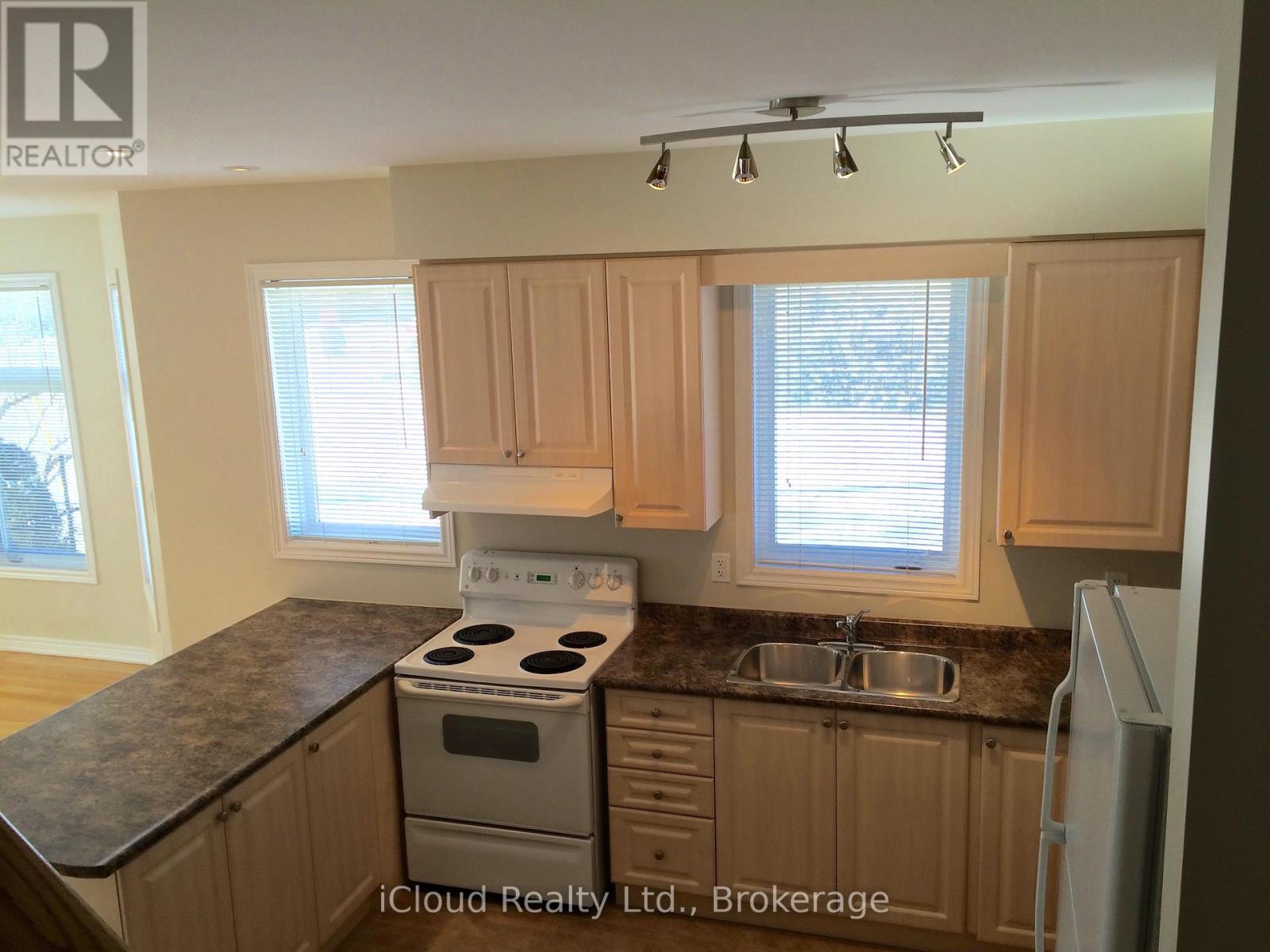 A - 9 Benson Avenue, Mississauga, Ontario  L5H 2P1 - Photo 5 - W12630718