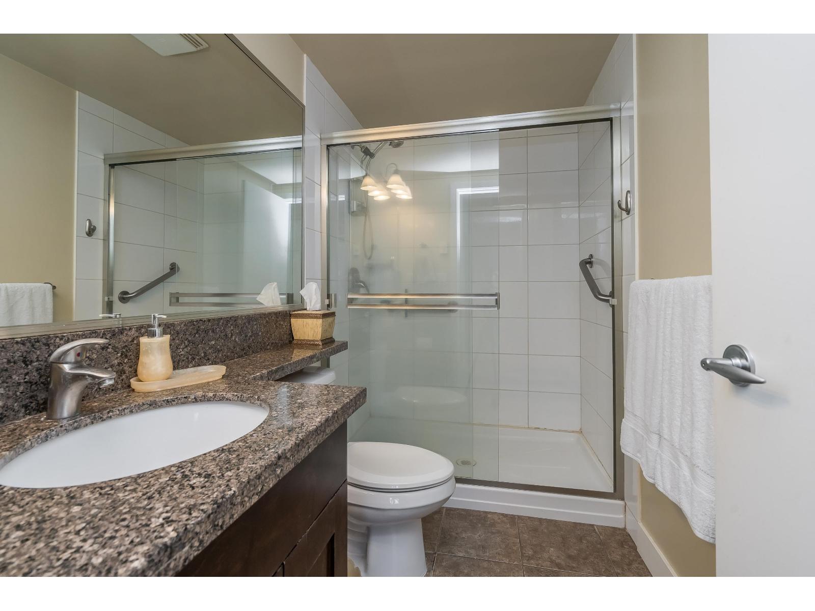 204 15777 Marine Drive, Surrey, British Columbia V4B 1E5 - Photo 3 - R3073365