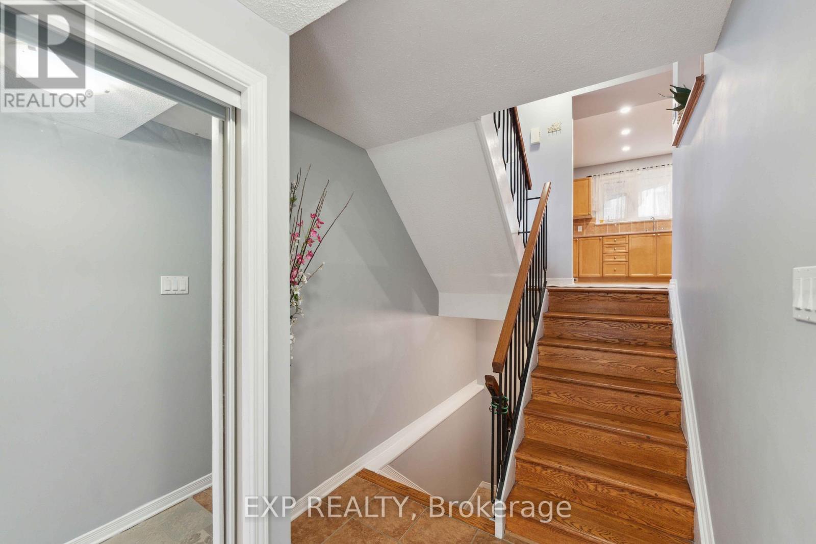 230 Monterey Drive, Ottawa, Ontario  K2H 7A8 - Photo 5 - X12630806