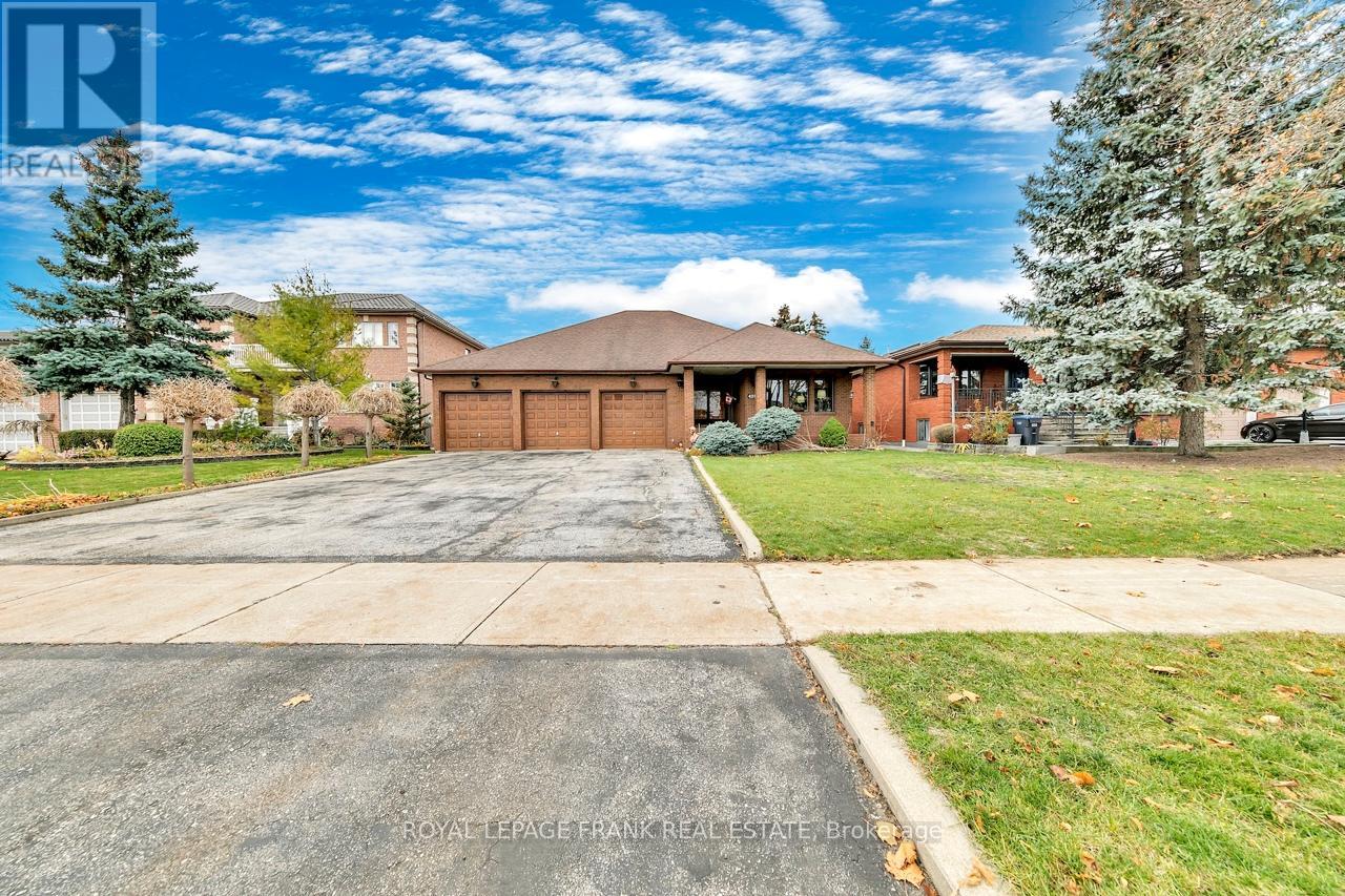 4236 Rockwood Road, Mississauga, Ontario L4W 1L7 - Photo 2 - W12573132