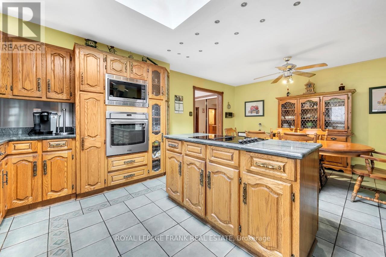 4236 Rockwood Road, Mississauga, Ontario L4W 1L7 - Photo 17 - W12573132