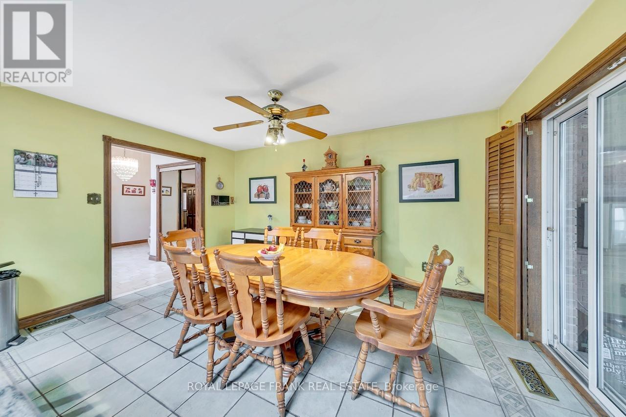 4236 Rockwood Road, Mississauga, Ontario L4W 1L7 - Photo 14 - W12573132