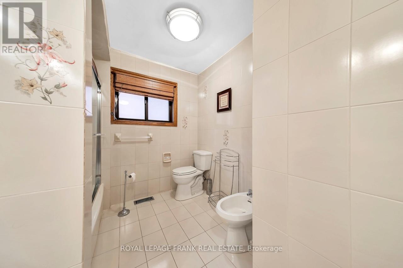 4236 Rockwood Road, Mississauga, Ontario L4W 1L7 - Photo 27 - W12573132