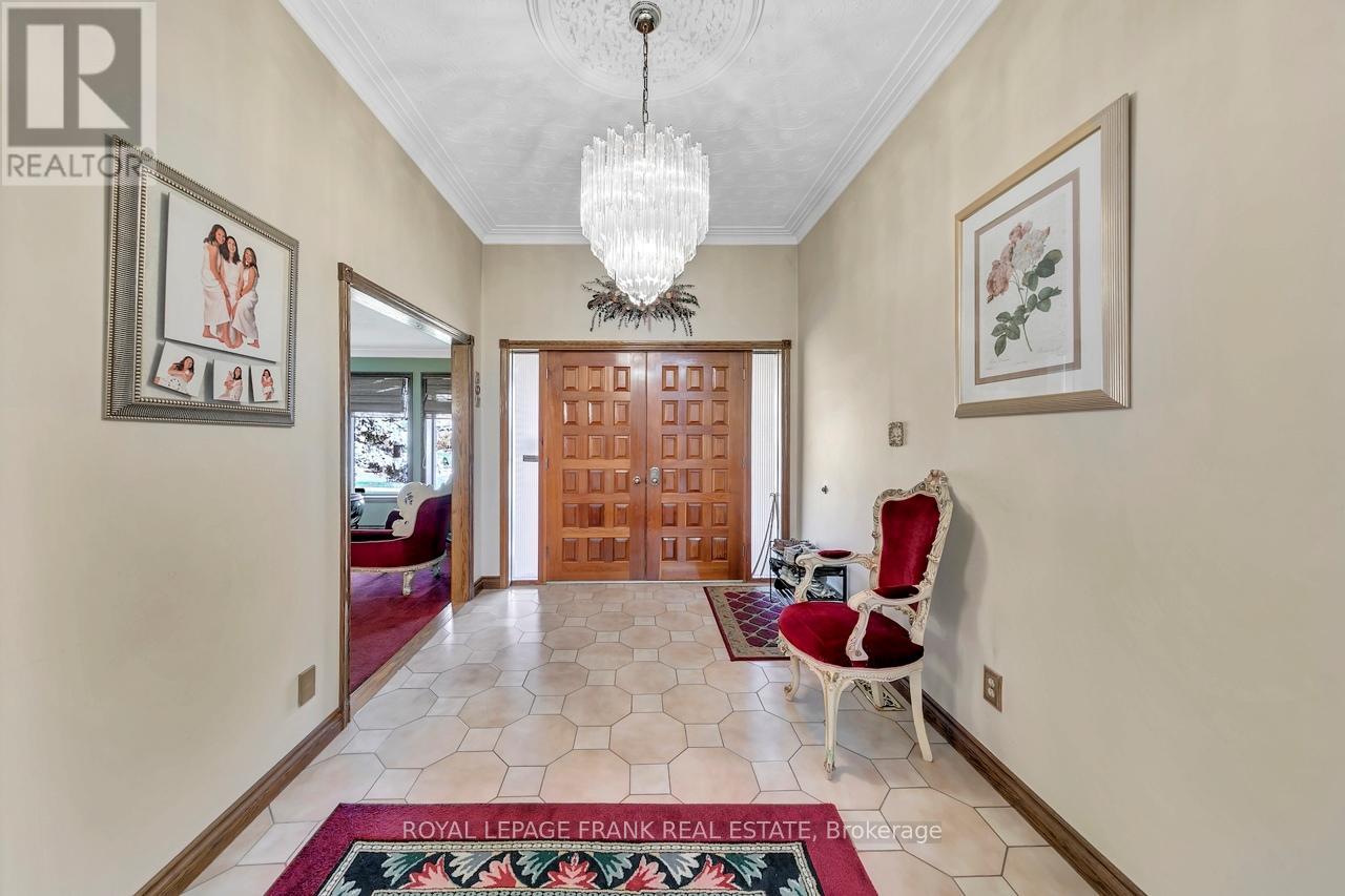 4236 Rockwood Road, Mississauga, Ontario L4W 1L7 - Photo 5 - W12573132