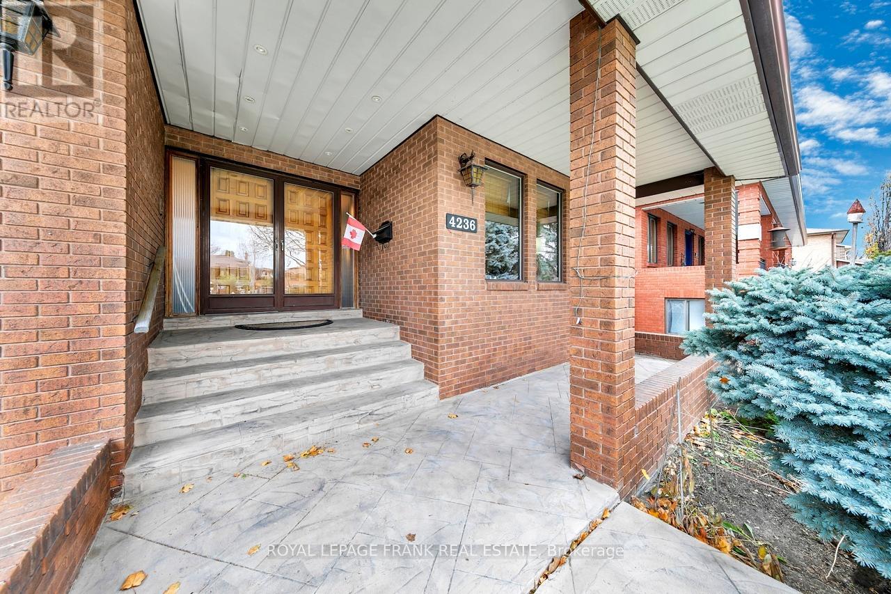 4236 Rockwood Road, Mississauga, Ontario L4W 1L7 - Photo 4 - W12573132