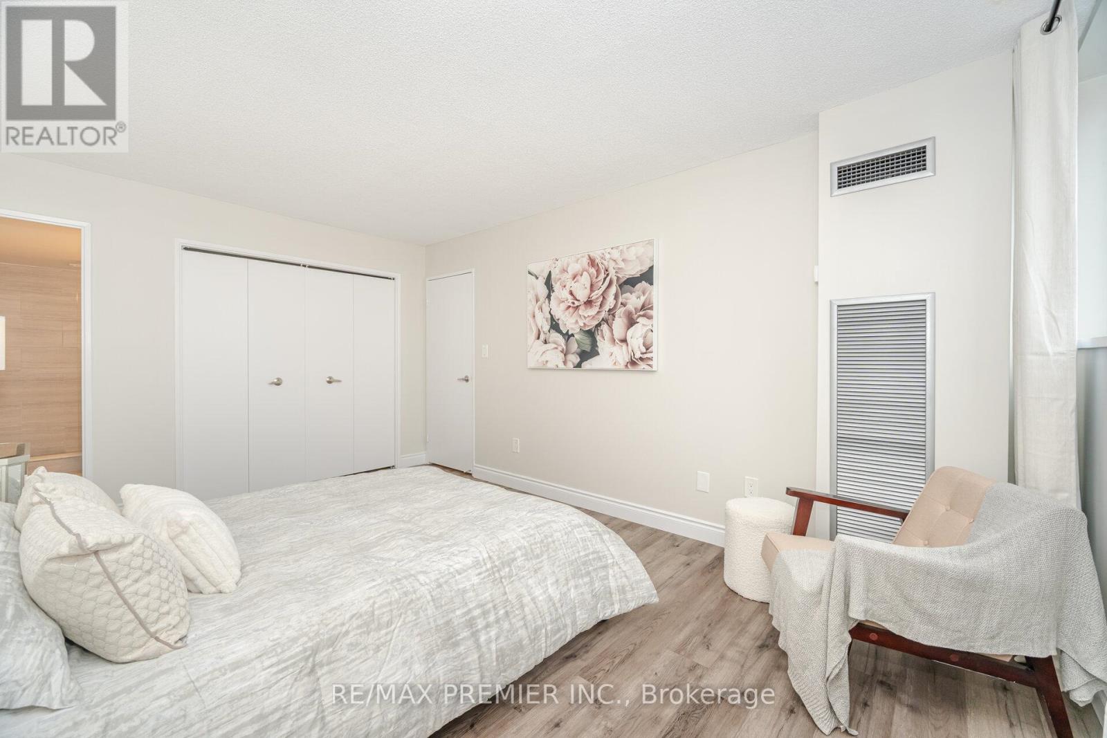 1105 - 260 Scarlett Road, Toronto, Ontario  M6N 4X6 - Photo 19 - W12630804