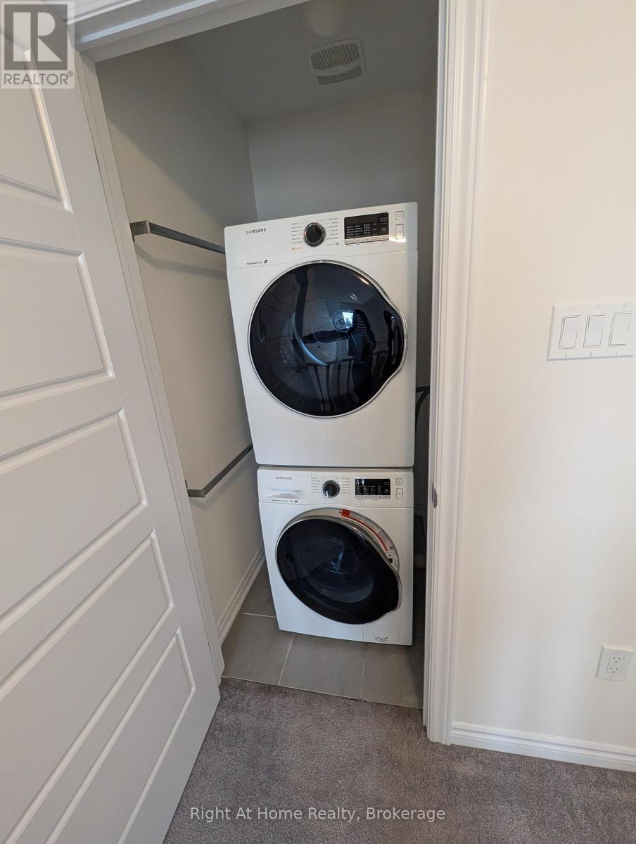 17 Roseberry Lane, Kitchener, Ontario  N2B 0A9 - Photo 11 - X12630900