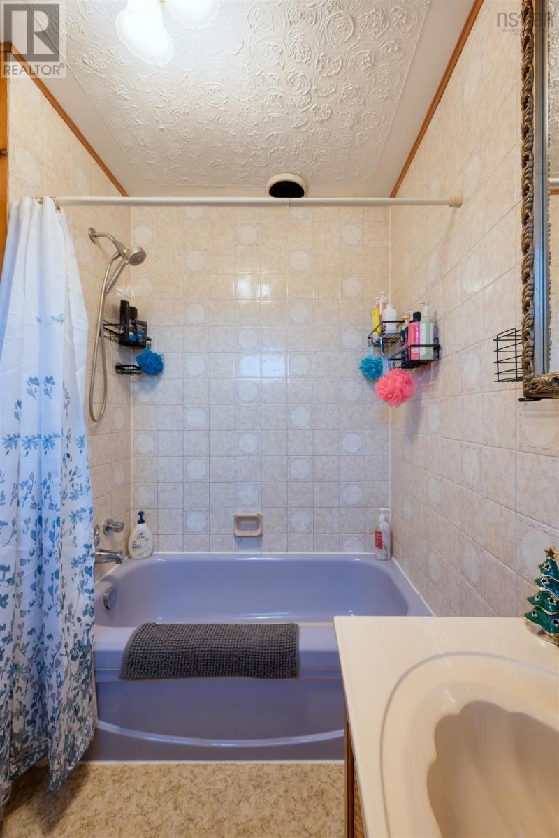 87 Pool Road, Sheet Harbour, Nova Scotia  B0J 3H0 - Photo 14 - 202529232