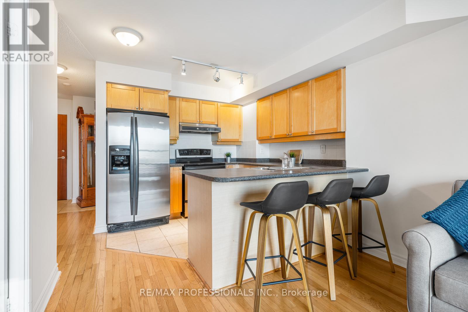 806 - 33 Elm Drive W, Mississauga, Ontario  L5B 4M2 - Photo 5 - W12629392