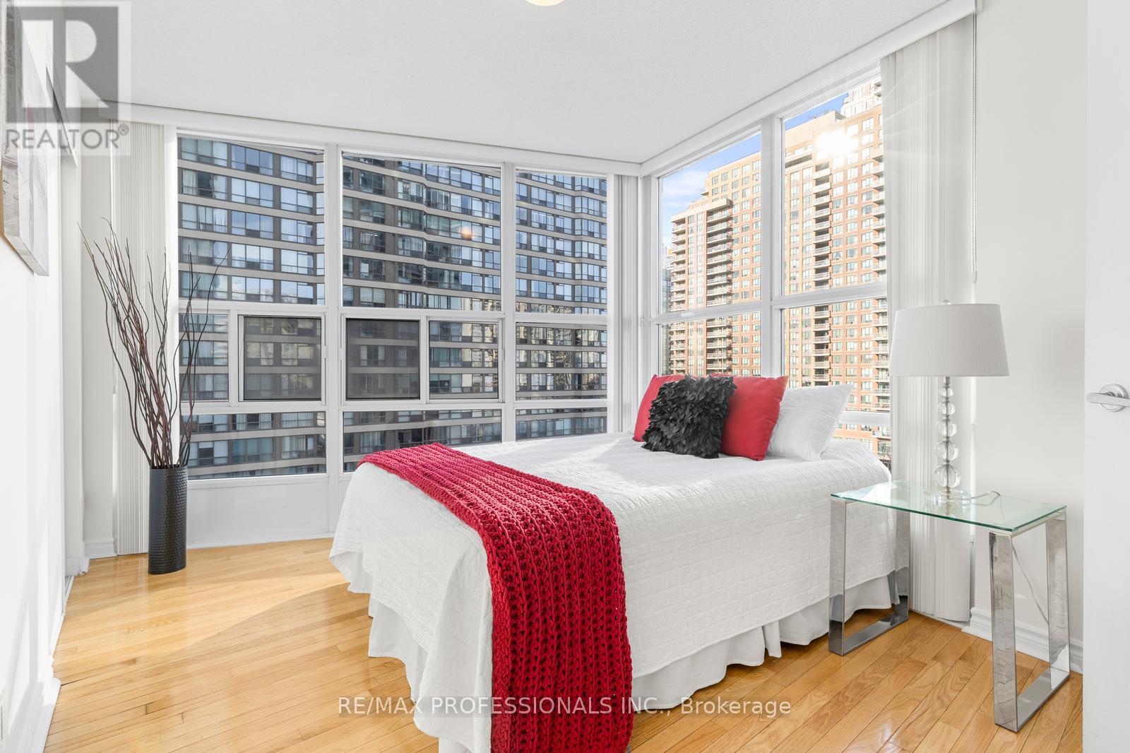 806 - 33 Elm Drive W, Mississauga, Ontario  L5B 4M2 - Photo 8 - W12629392