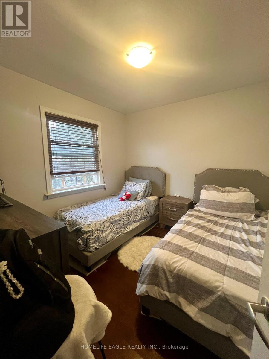 1024 Ogden Avenue, Mississauga (Lakeview), Ontario  L5E 2G5 - Photo 13 - W12629726