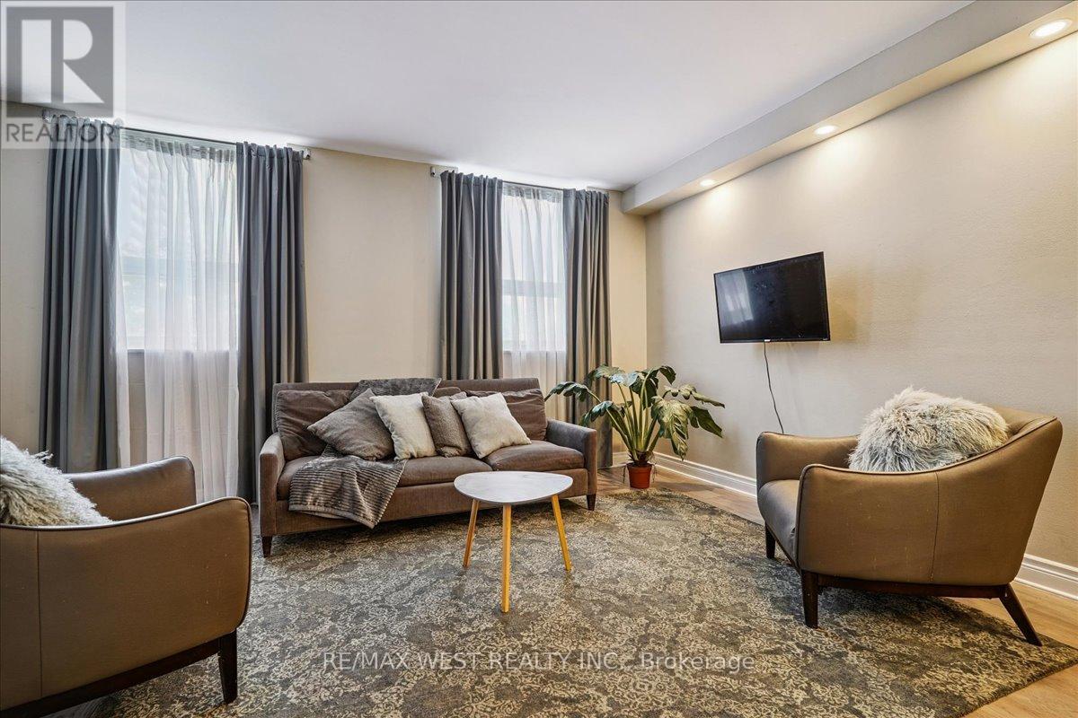 103 - 4 Lisa Street, Brampton (Queen Street Corridor), Ontario  L6T 4B6 - Photo 4 - W12630918