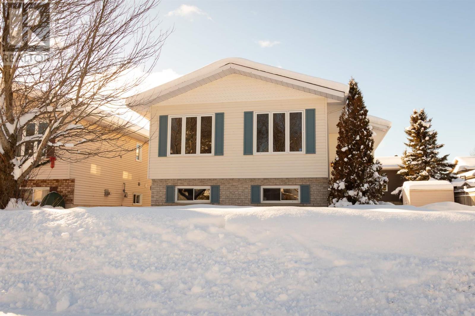 61 Muriel Dr, Sault Ste. Marie, Ontario P6A 6X4 - Photo 4 - SM253470