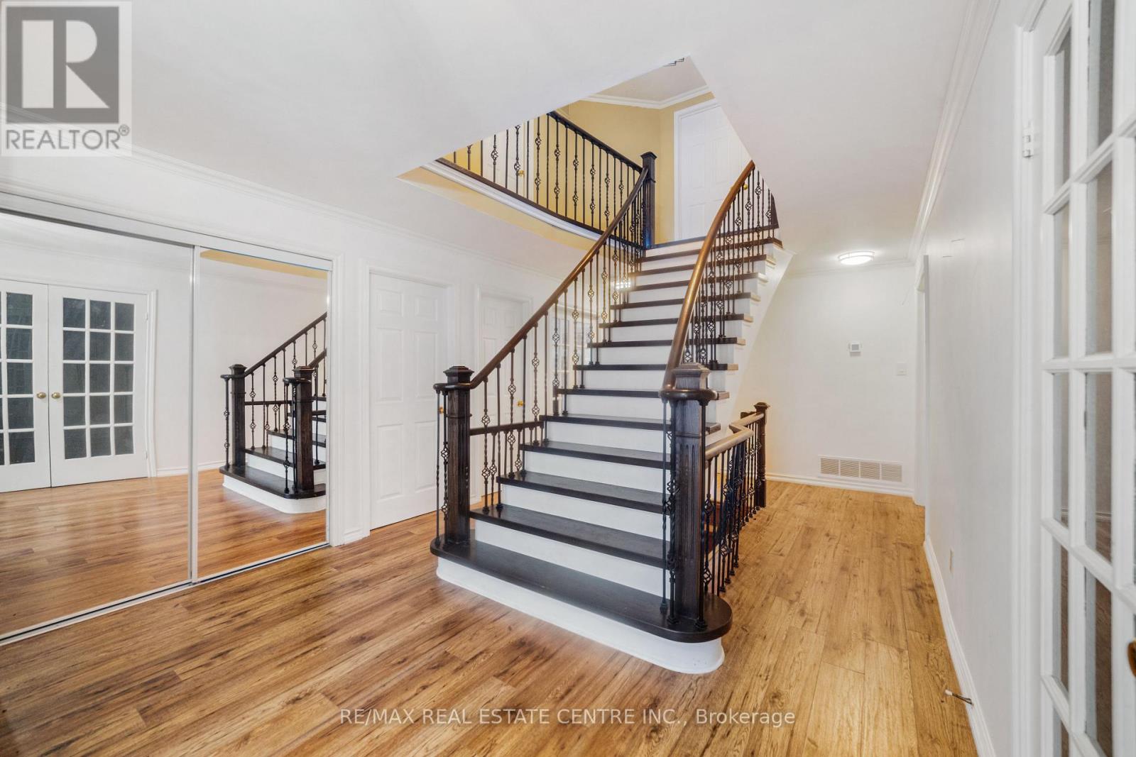 48 Howell Street N, Brampton, Ontario  L6Y 3H8 - Photo 5 - W12604410