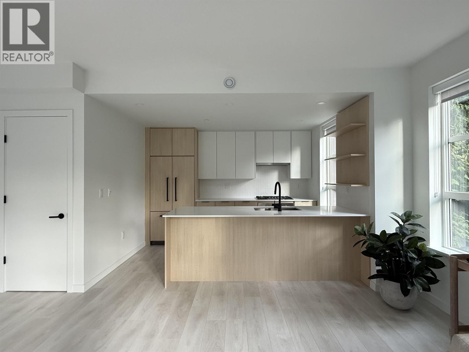 210 2045 Heritage Park Lane, North Vancouver, British Columbia  V7H 0E3 - Photo 3 - R3073715