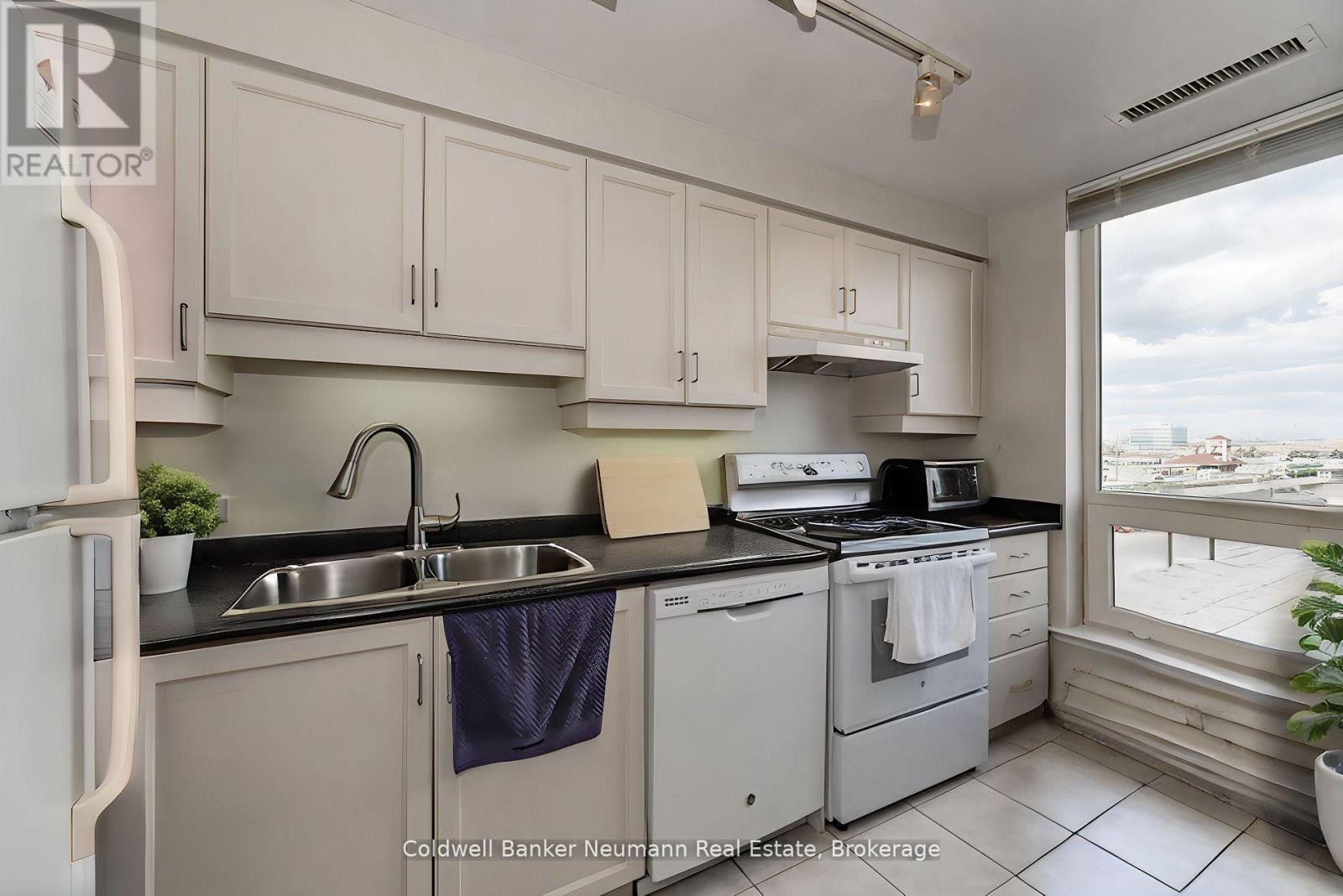 409 - 60 Old Mill Road, Oakville, Ontario L6J 7V9 - Photo 4 - W12630994