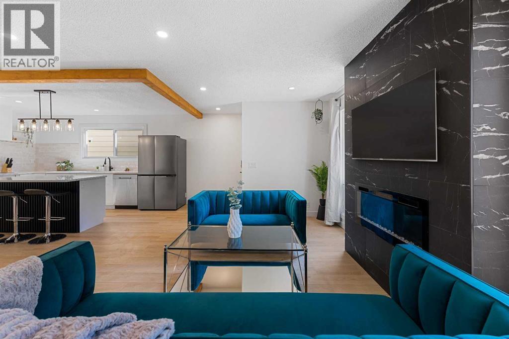 966 Berkley Drive Nw, Calgary, Alberta  T3K 1A2 - Photo 3 - A2274096