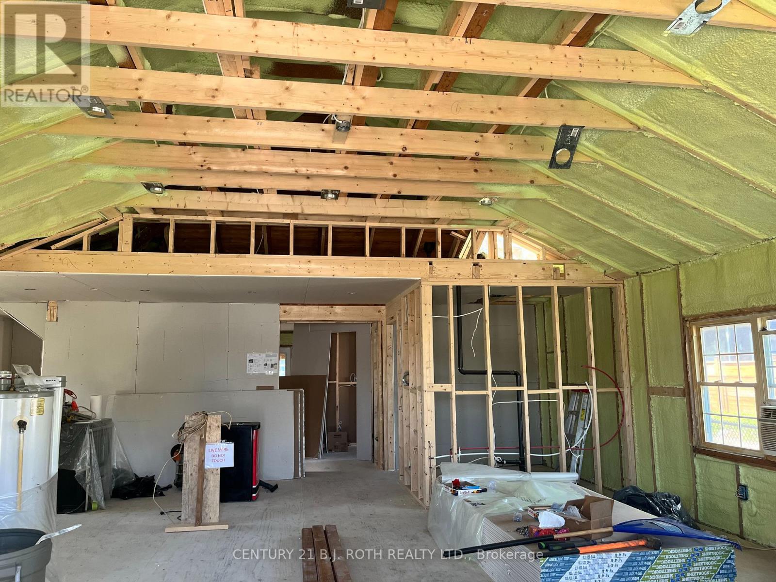 412 Limerick Crescent, Innisfil, Ontario  L0L 1K0 - Photo 3 - N12563674