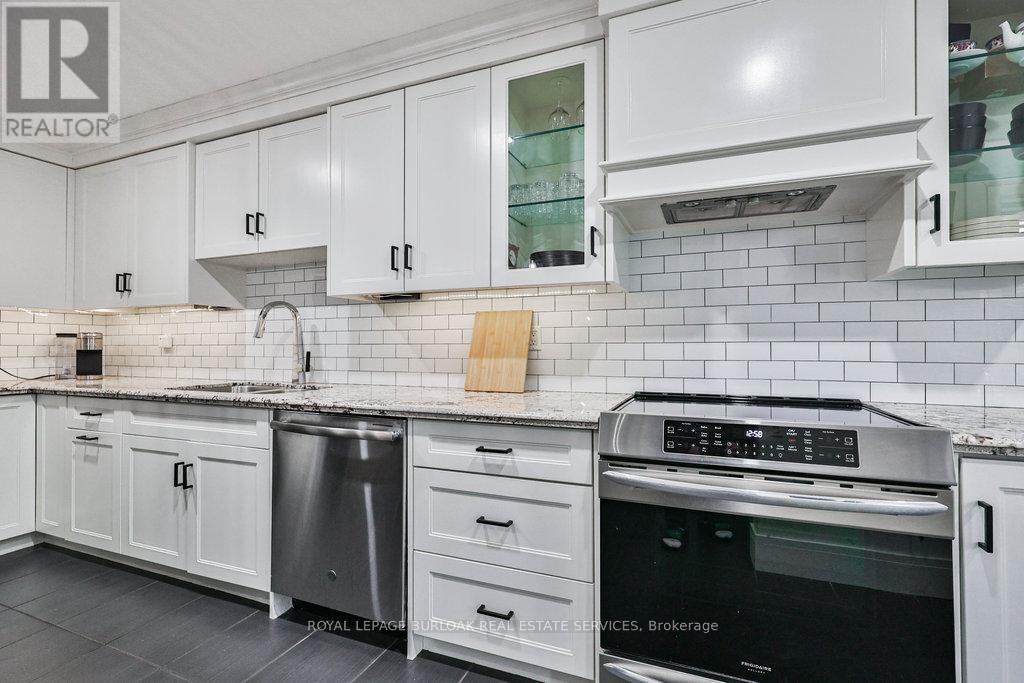 4429 Vallence Drive, Burlington, Ontario  L7L 6J8 - Photo 10 - W12630976