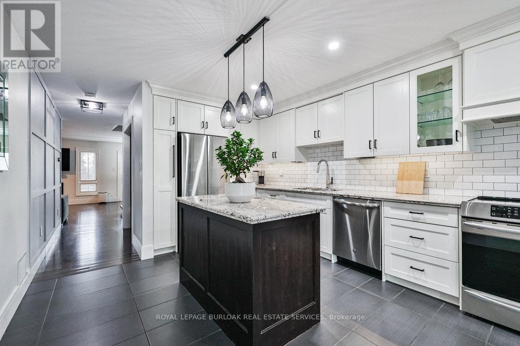 4429 Vallence Drive, Burlington, Ontario  L7L 6J8 - Photo 7 - W12630976