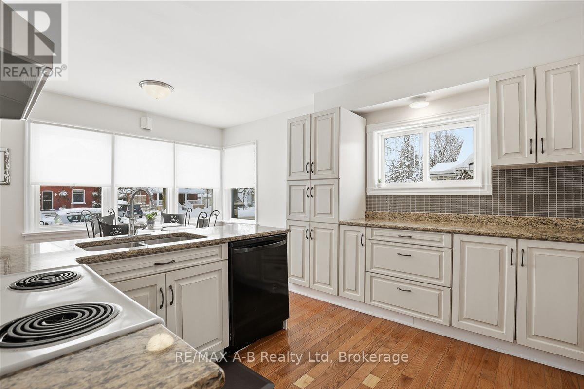 296 Huron Street, Stratford, Ontario N5A 5T4 - Photo 17 - X12631054