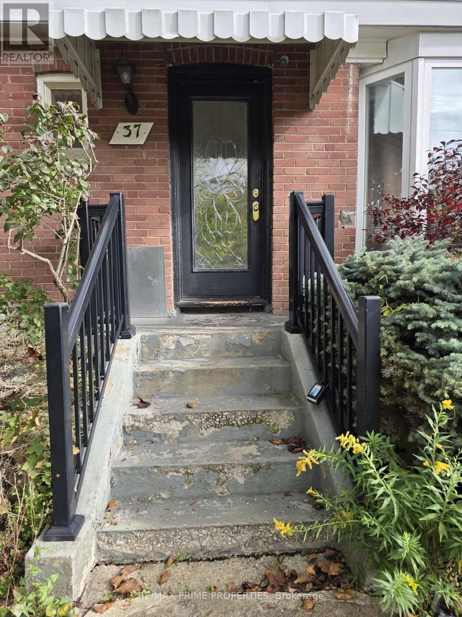 37 Marilyn Crescent, Toronto, Ontario  M4B 3C5 - Photo 2 - E12477475