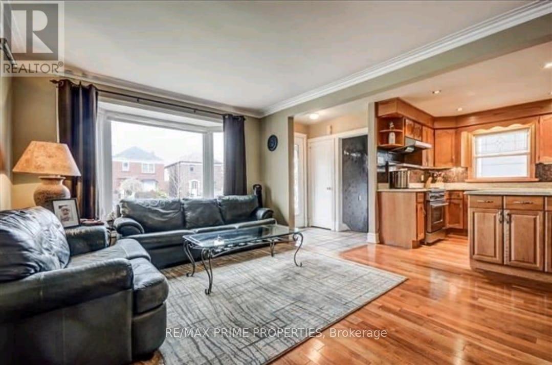 37 Marilyn Crescent, Toronto, Ontario  M4B 3C5 - Photo 4 - E12477475