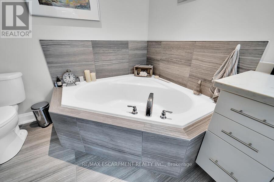 123 Westbank Trail, Hamilton, Ontario  L8J 0H3 - Photo 9 - X12389769