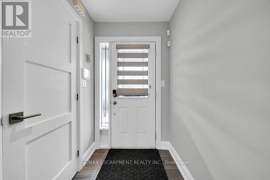 123 Westbank Trail, Hamilton, Ontario  L8J 0H3 - Photo 4 - X12389769