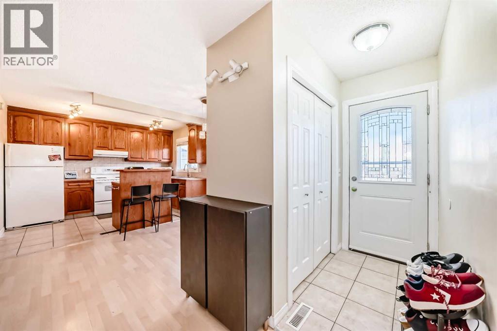 31 Castleglen Crescent Ne, Calgary, Alberta T3J 1N2 - Photo 4 - A2274099