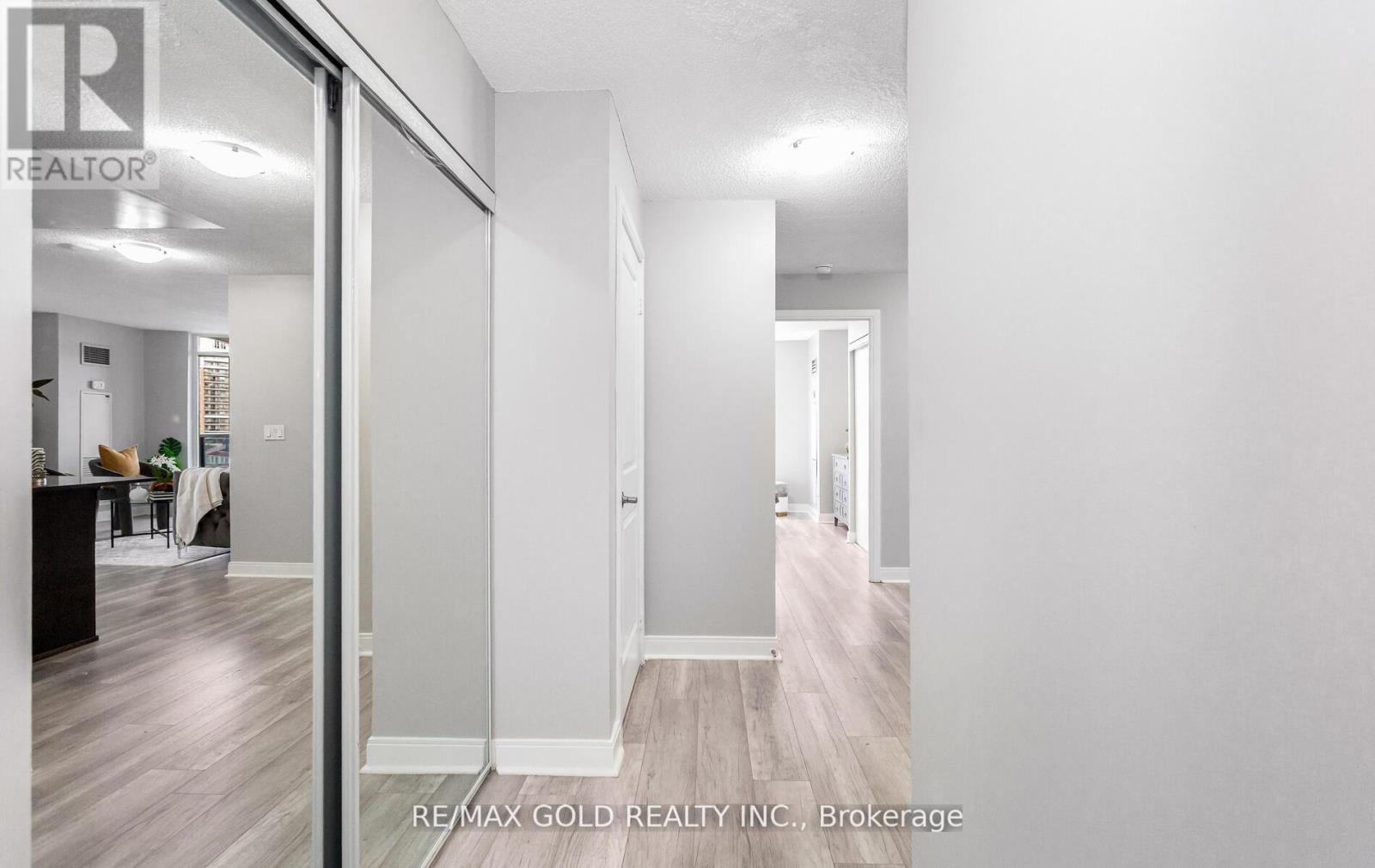 804 - 330 Burnhamthorpe Road W, Mississauga, Ontario  L5R 1B8 - Photo 8 - W12631178