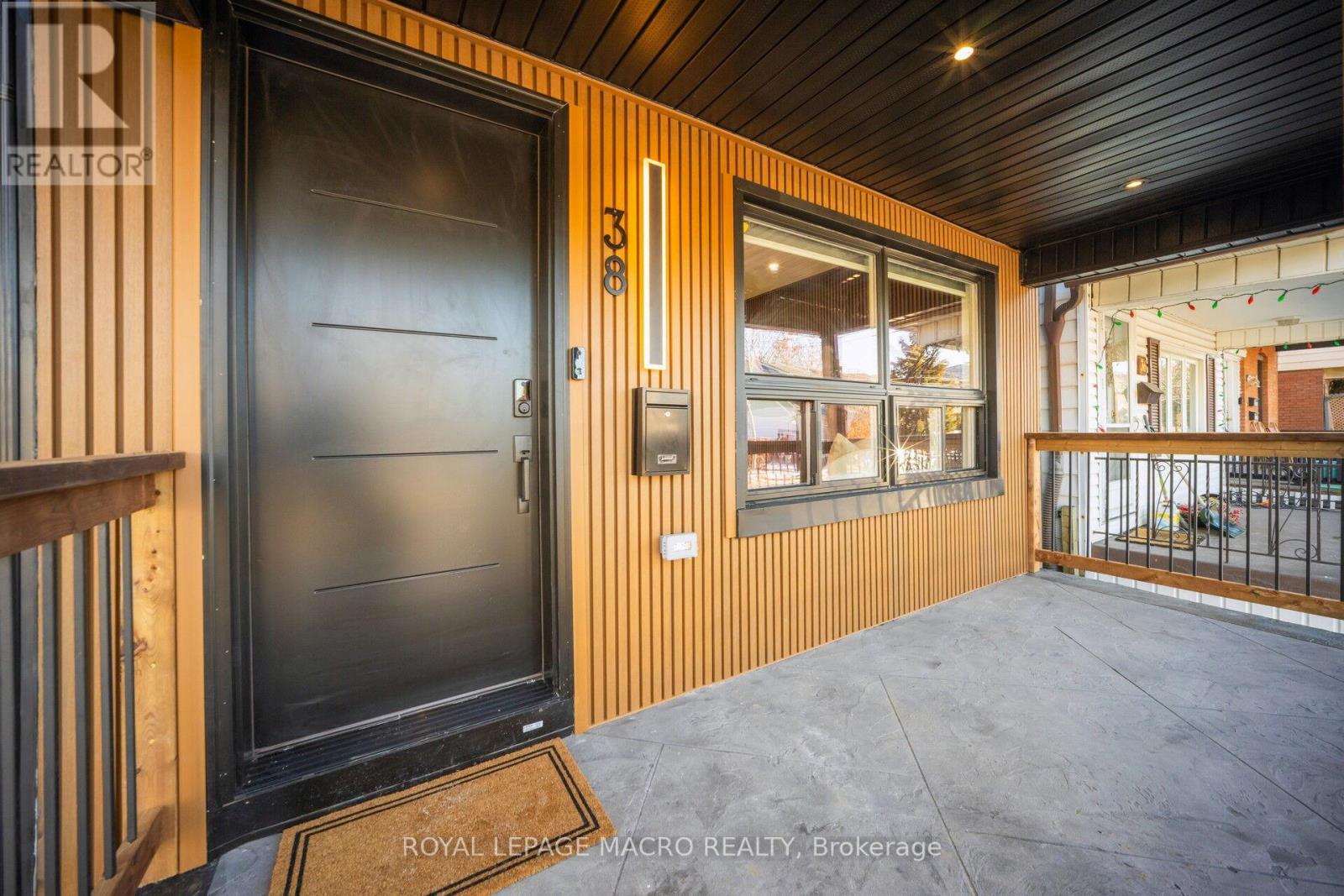 38 Glendale Avenue N, Hamilton (Crown Point), Ontario  L8L 7J3 - Photo 3 - X12631150