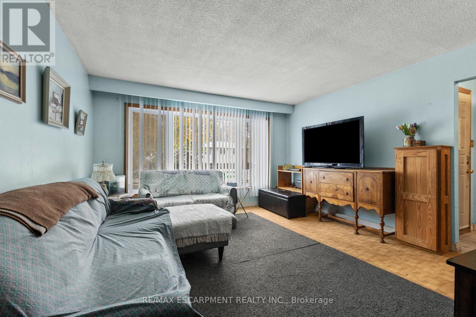 11 Torlake Street, Hamilton (Templemead), Ontario  L8W 1L4 - Photo 3 - X12631162