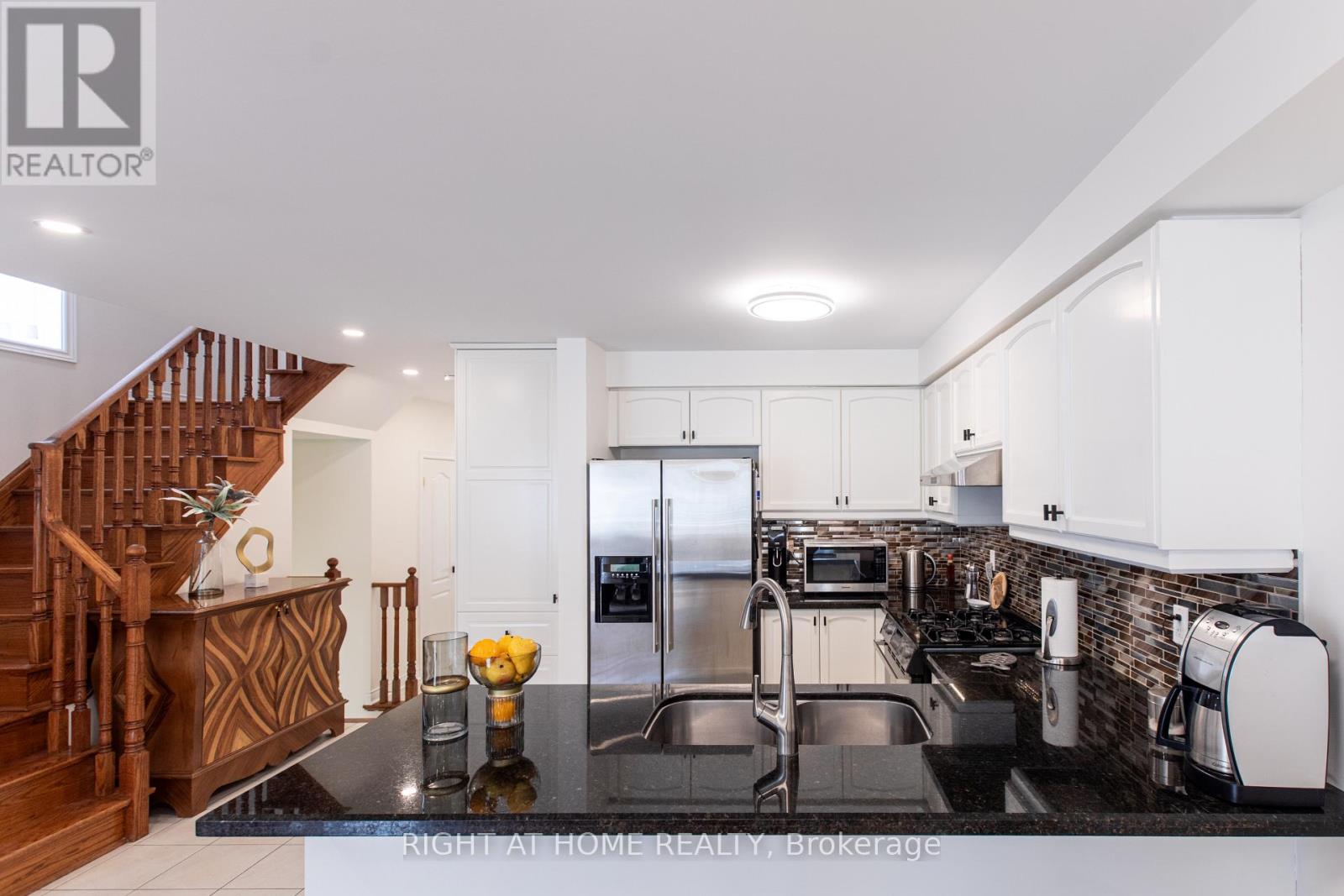 4 Old Orchard Crescent, Richmond Hill, Ontario  L4S 2X4 - Photo 3 - N12631200