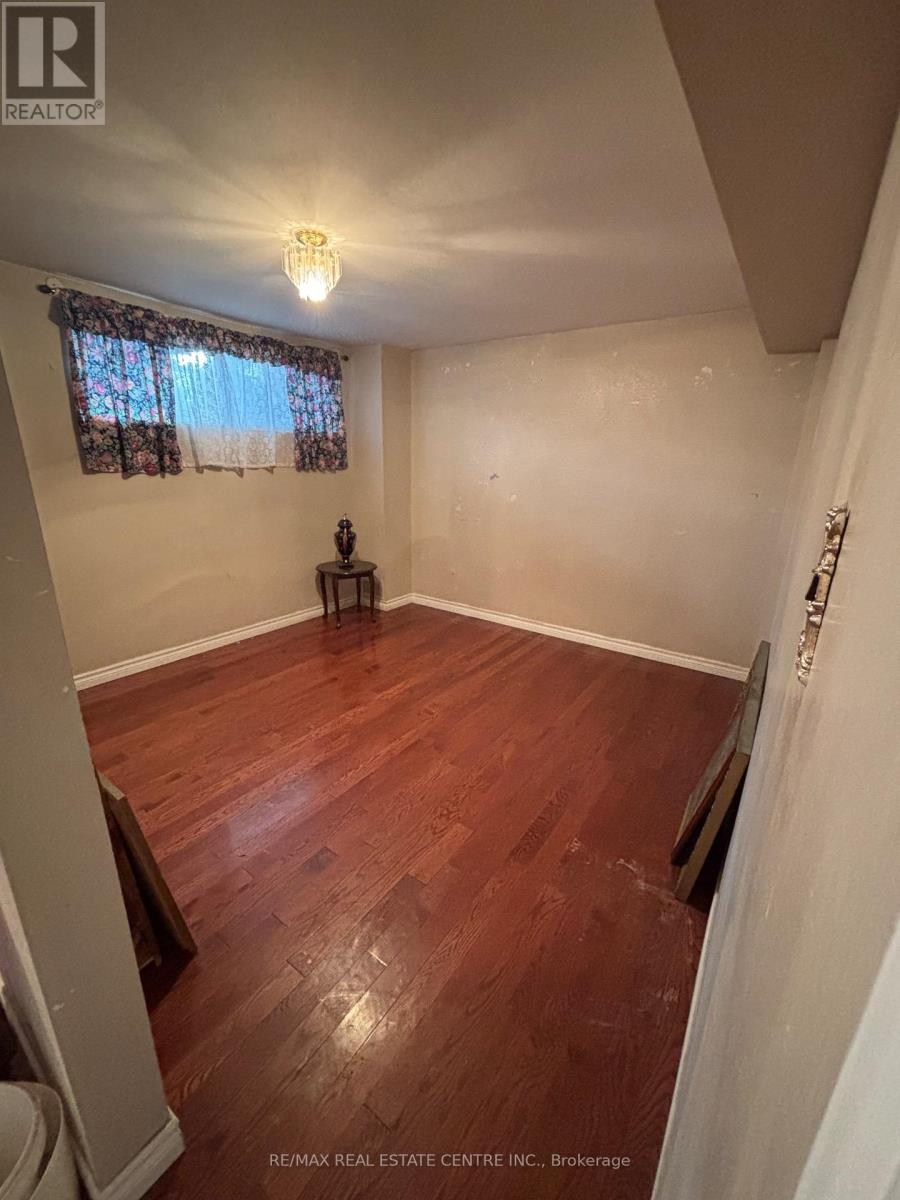 56 Ardglen Drive, Brampton (Brampton East), Ontario  L6W 1V4 - Photo 2 - W12631214