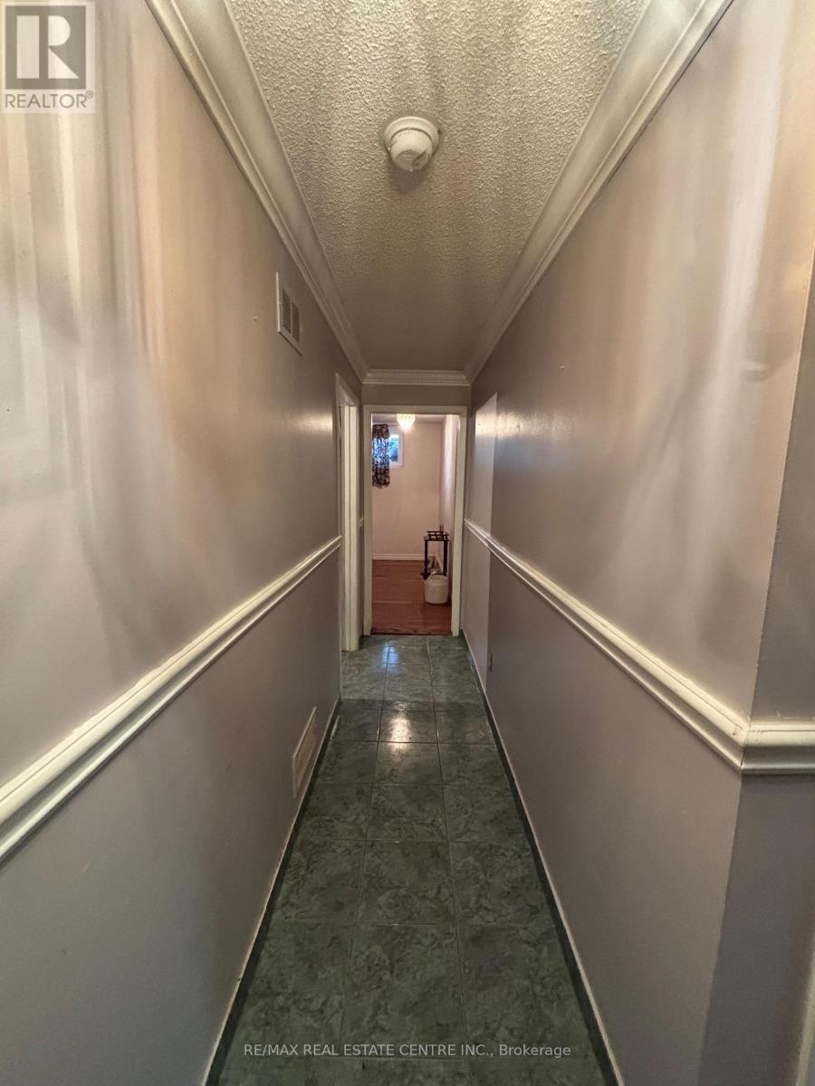 56 Ardglen Drive, Brampton (Brampton East), Ontario  L6W 1V4 - Photo 4 - W12631214